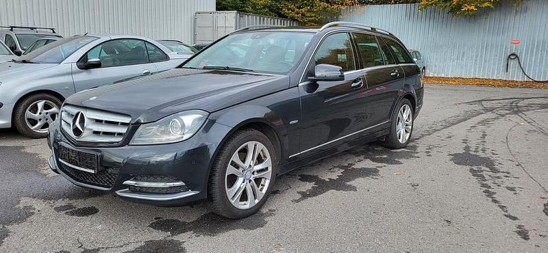 Schwarz Gebraucht 2011 Mercedes C200 Avantgarde Limousine | 6.900 € (Superpreis) - Bild 1/4