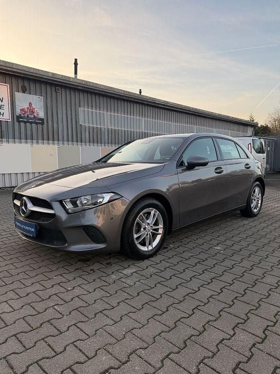 Grau Gebraucht 2019 Mercedes A200 Limousine | 18.490 € (Superpreis) - Bild 1/4