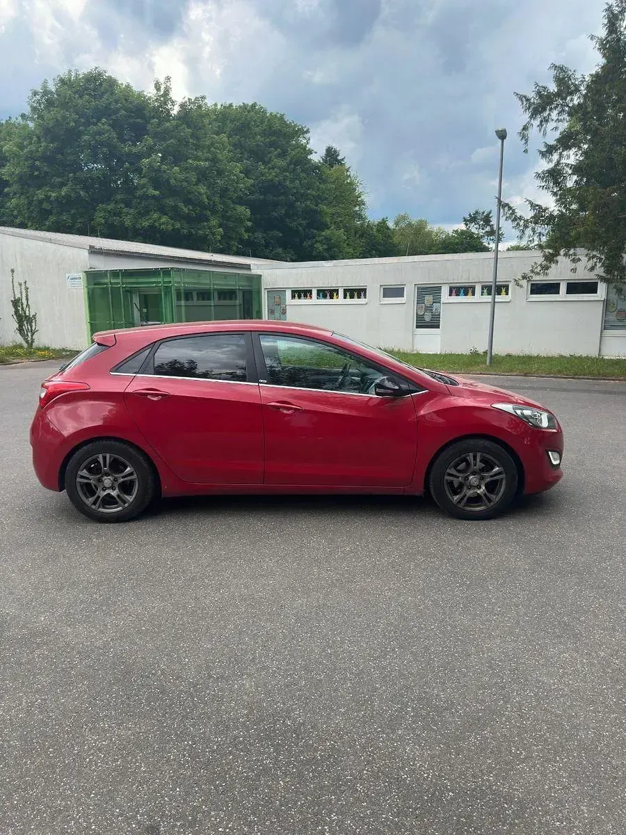 Gebraucht Hyundai i30 110 PS (80 kW) 2015 Rot Kleinwagen