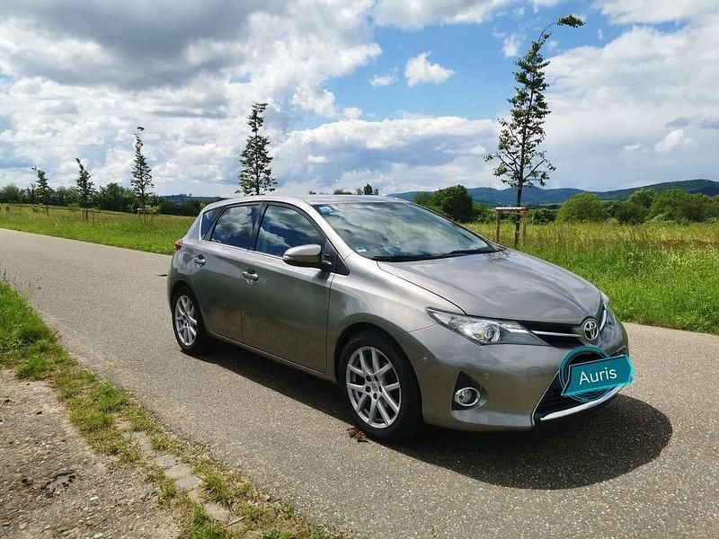 Silber Gebraucht 2015 Toyota Auris Edition Limousine | 11.555 € (Fairer Preis) - Bild 1/4