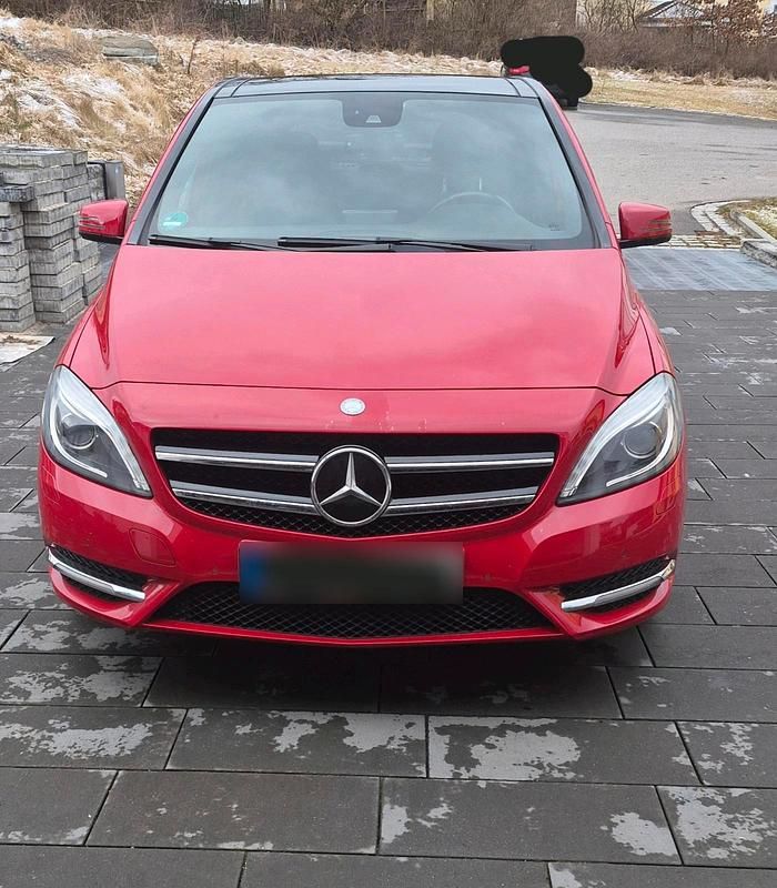 Gebraucht Mercedes B200 156 PS (114 kW) 2012 Rot Van / Kleinbus