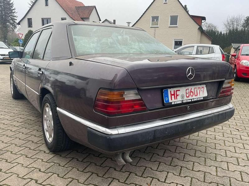 Gebraucht Mercedes 300 109 PS (80 kW) 1986 Grau Limousine