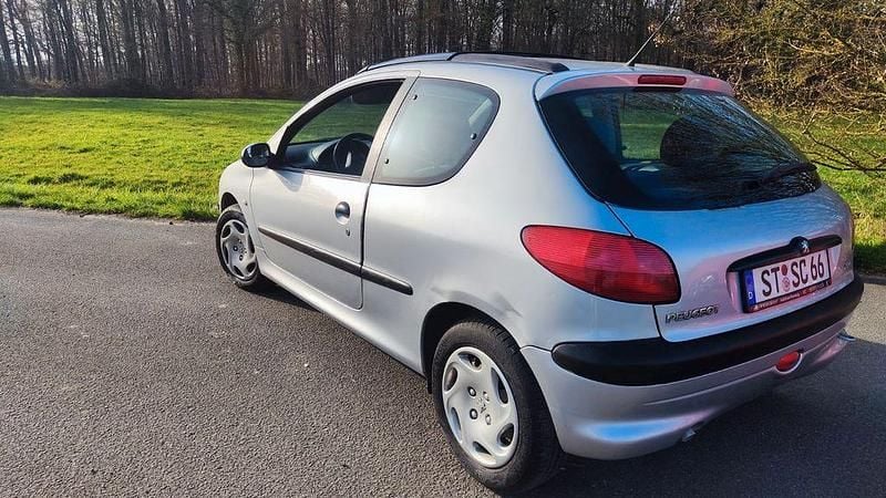Gebraucht Peugeot 206 75 PS (55 kW) 1999 Silber Kleinwagen