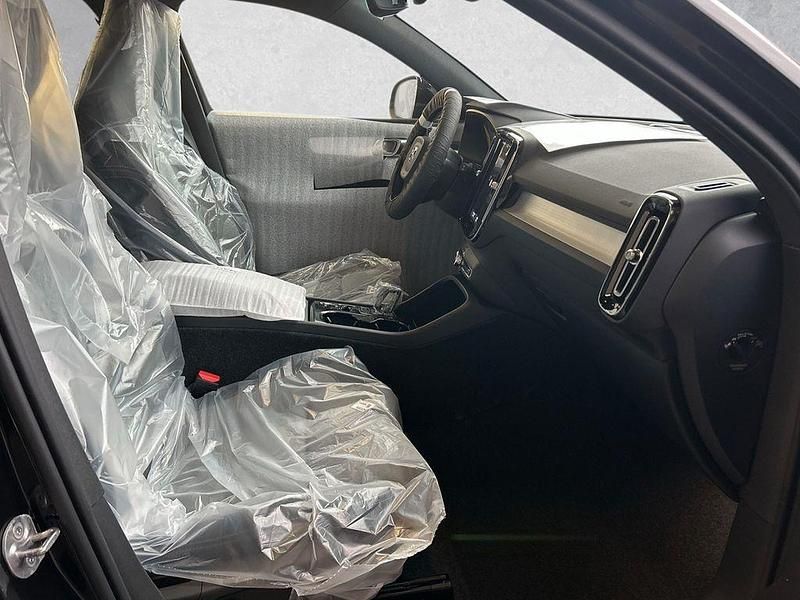 Neu Volvo XC40 Plus 163 PS (119 kW) 2025 Schwarz SUV