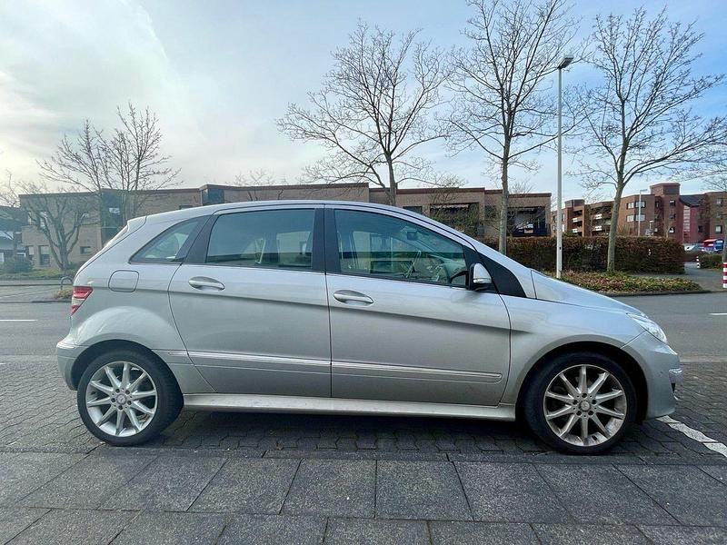 Gebraucht Mercedes B180 109 PS (80 kW) 2011 Silber Van / Kleinbus