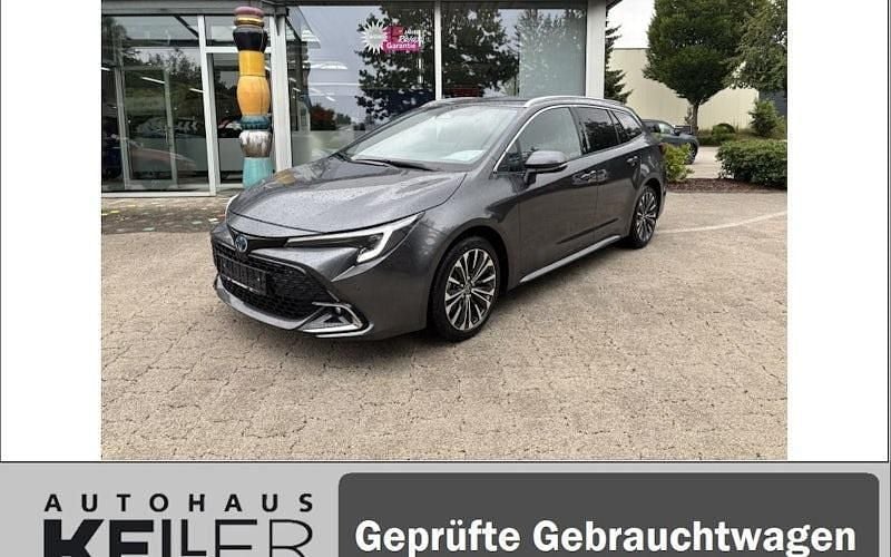 Grau Gebraucht 2024 Toyota Corolla Team Kombi | 28.960 € (Fairer Preis) - Bild 1/4