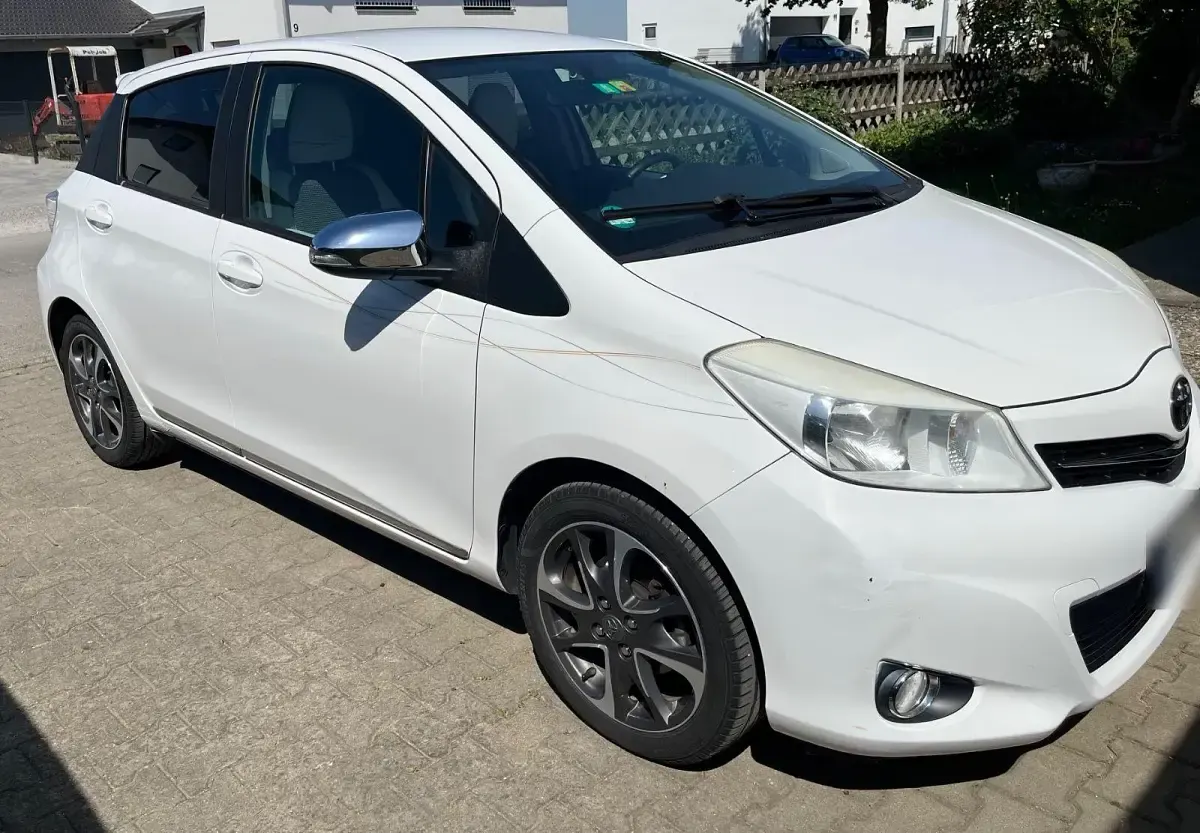 Gebraucht Toyota Yaris 99 PS (72 kW) 2013 Weiß Kleinwagen