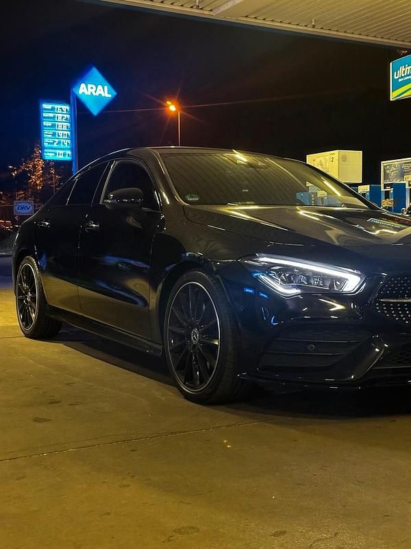 Schwarz Gebraucht 2022 Mercedes 220 AMG Coupé | 39.500 € - Bild 1/4