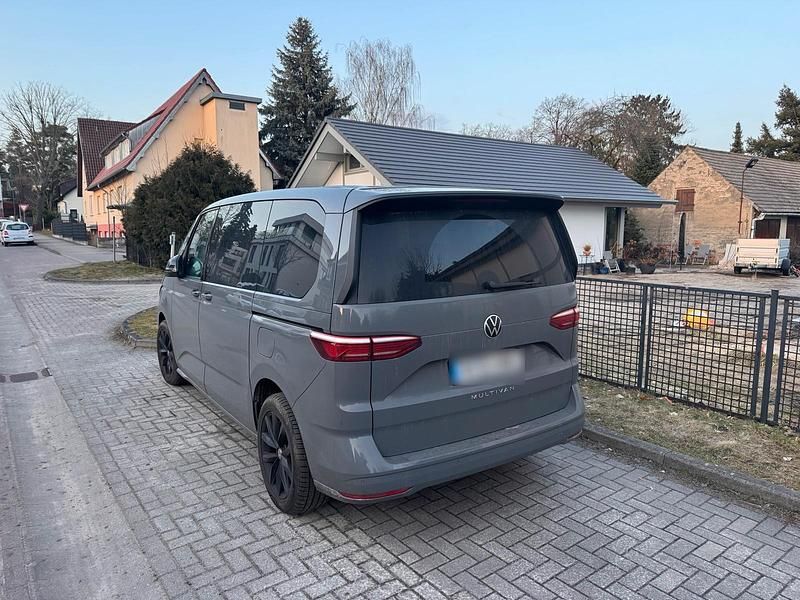 Gebraucht VW Multivan 136 PS (100 kW) 2023 Grau Van