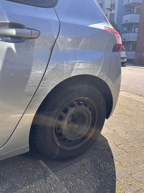 Gebraucht Peugeot 308 Active 125 PS (91 kW) 2014 Silber Limousine