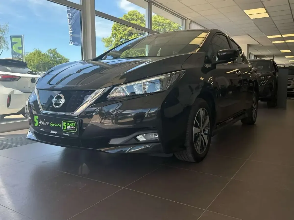 Gebraucht Nissan Leaf Basis 110 kW (150 PS) 2020 Black (m) Kleinwagen