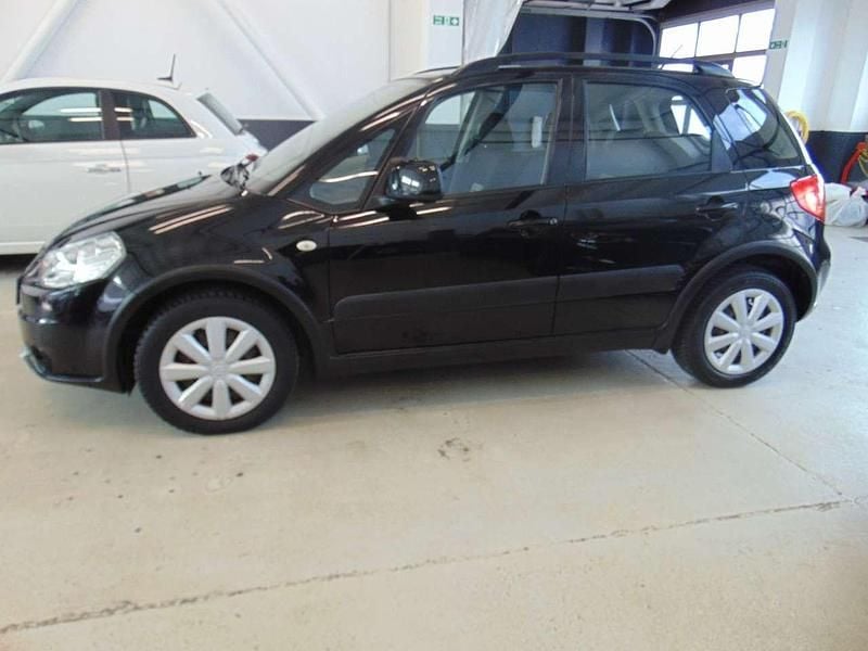 Usado Suzuki SX4 107 HP (78 kW) 2011 Preto SUV