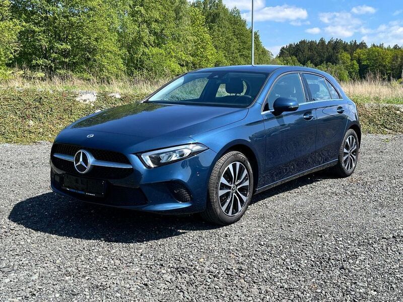 Blau Gebraucht 2022 Mercedes A250 Limousine | 23.990 € (Superpreis) - Bild 1/4