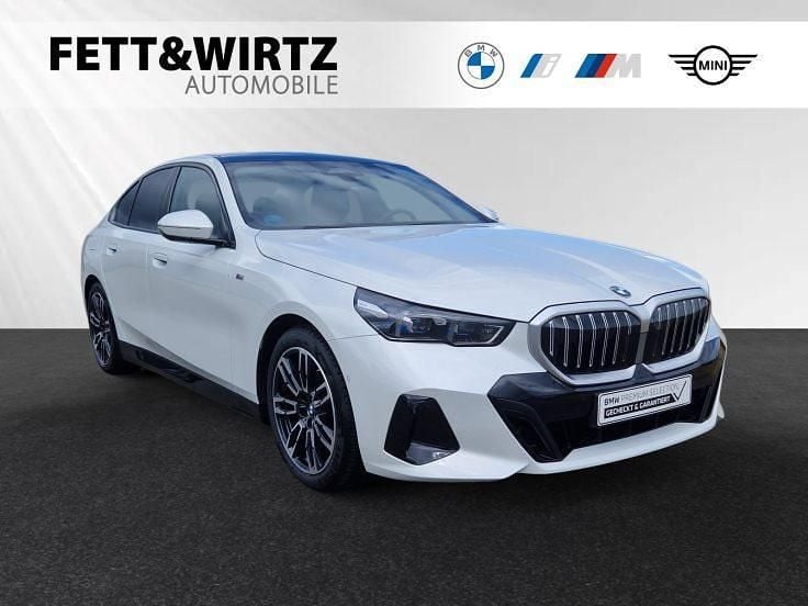 Mineralweiss metallic Gebraucht 2024 BMW 520 M Sport Limousine | 54.200 € (Guter Preis) - Bild 1/3