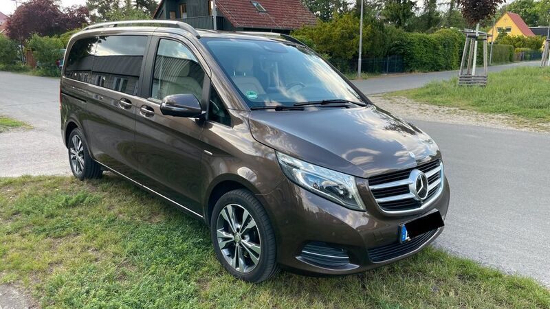 Braun Gebraucht 2016 Mercedes V250 Avantgarde Van / Kleinbus | 42.400 € (Teuer) - Bild 1/4