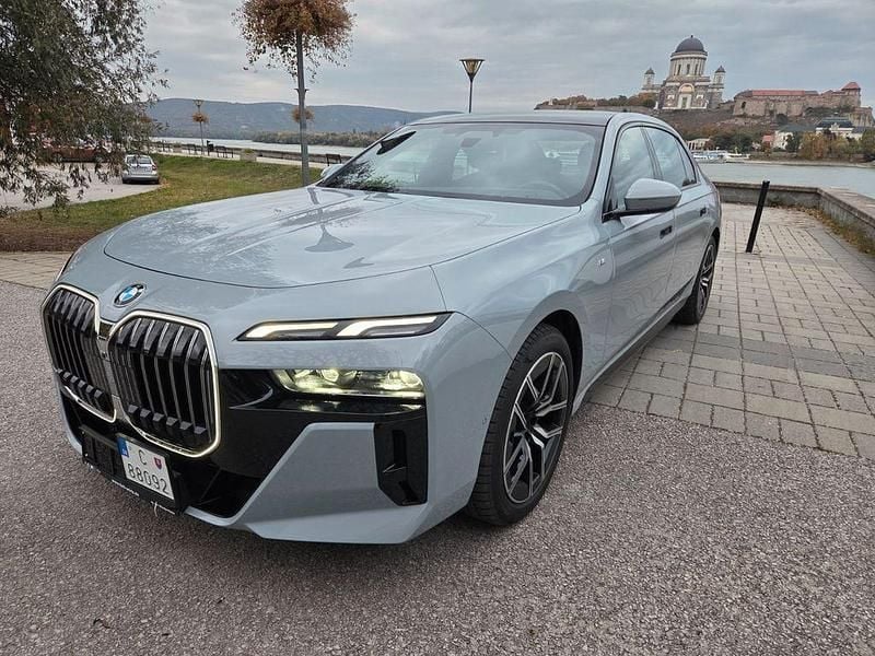 Grau Gebraucht 2024 BMW 740 Limousine | 89.900 € (Superpreis) - Bild 1/4