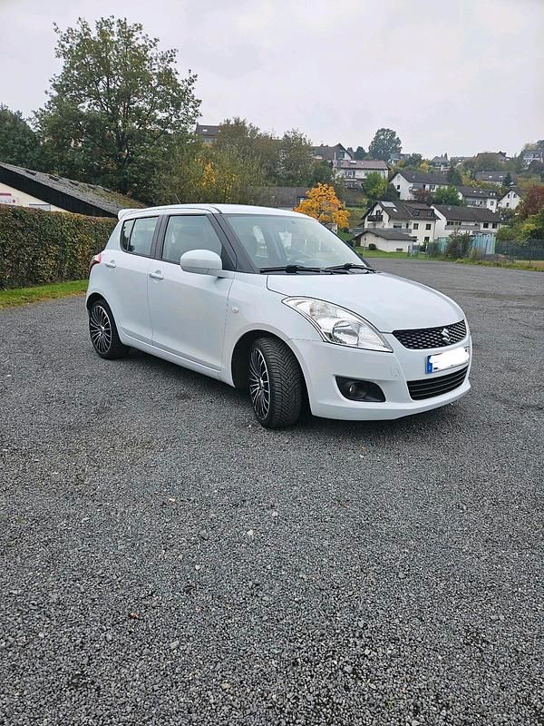 Weiß Gebraucht 2012 Suzuki Swift Comfort Kleinwagen | 7.600 € (Etwas zu teuer) - Bild 1/4