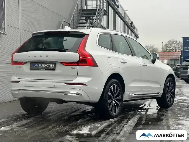 Używany Volvo XC60 Plus 197 KM (144 kW) 2022 Biały SUV