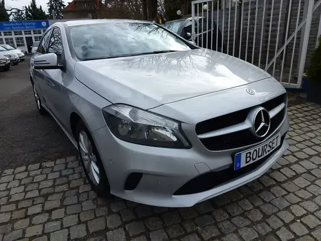 Używany Mercedes A160 102 KM (75 kW) 2017 Srebrny Sedan/Limuzyna