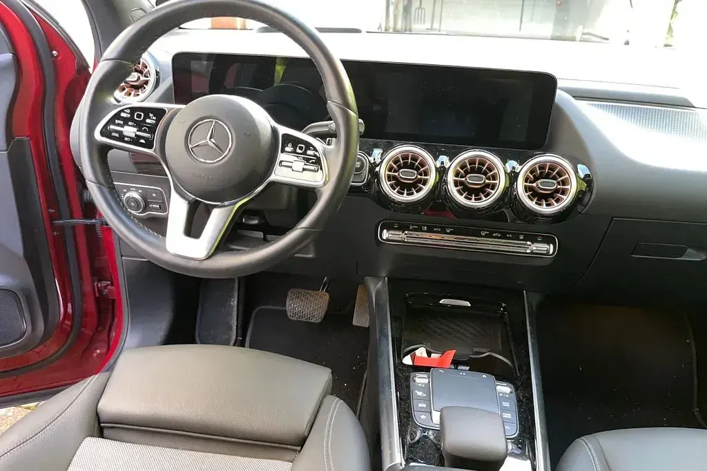 Gebraucht Mercedes EQA300 167 kW (228 PS) 2021 Rot SUV