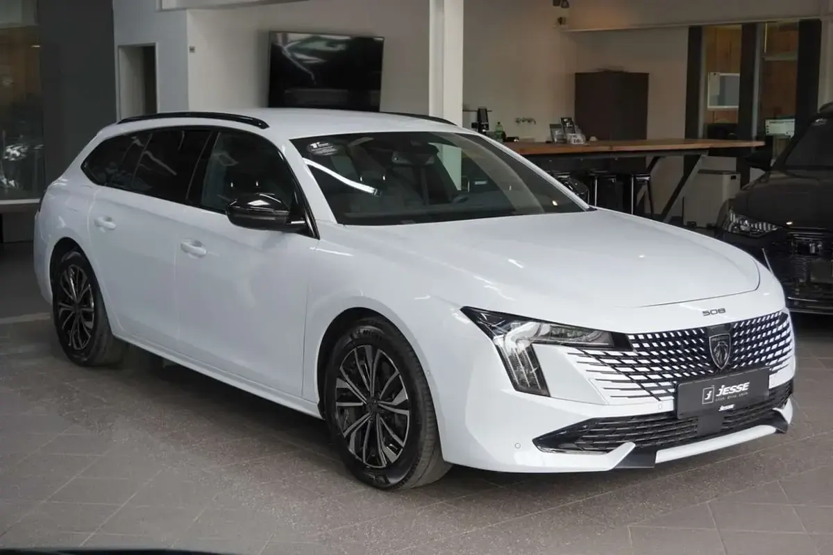 Gebraucht Peugeot 508 Allure 224 PS (164 kW) 2024 Lackierung okenitweiss/typ au Kombi