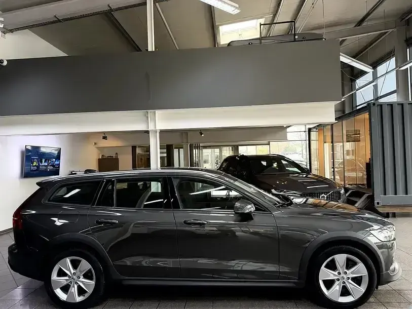 Gebraucht Volvo V60 CC 250 PS (183 kW) 2020 Pine grey / metallic (metallic) Kombi