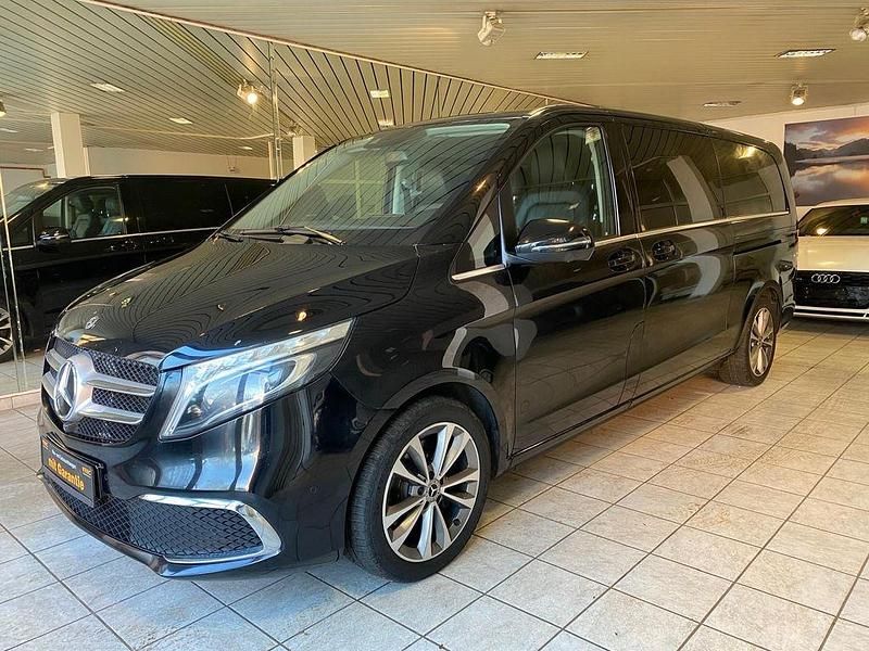 Schwarz Gebraucht 2021 Mercedes V300 Avantgarde Van / Kleinbus | 33.900 € - Bild 1/4