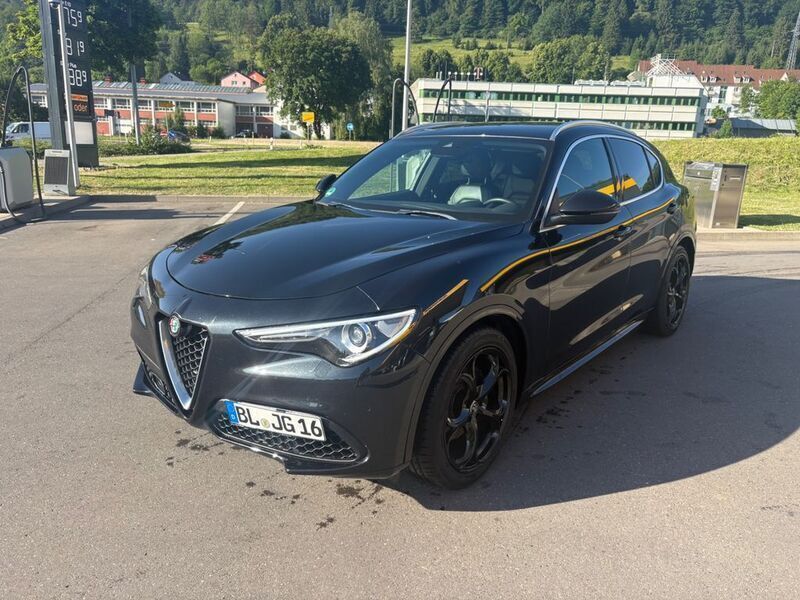 Schwarz Gebraucht 2018 Alfa Romeo Stelvio Super SUV | 23.750 € (Etwas zu teuer) - Bild 1/4