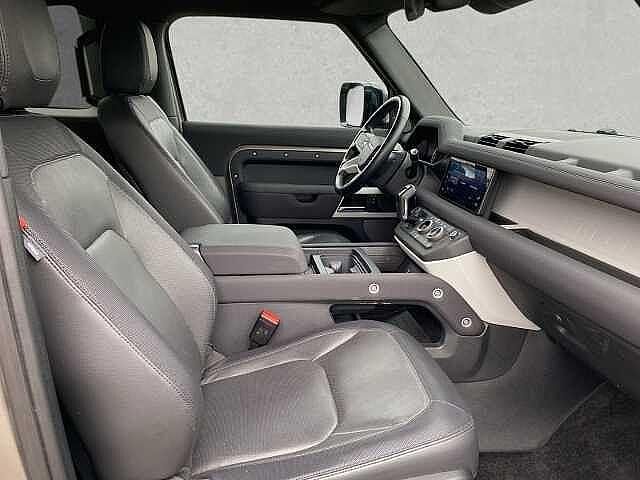 Gebraucht Land Rover Defender SE Dynamic 304 PS (223 kW) 2022 Silicon silver