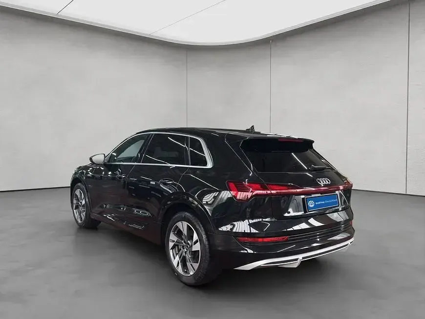 Gebraucht Audi e-tron S-Line 230 kW (313 PS) 2022 Mythosschwarz metallic SUV