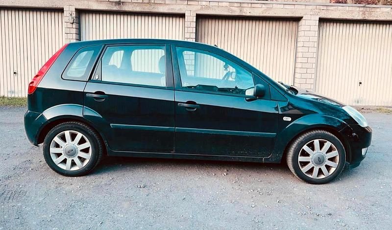 Schwarz Gebraucht 2002 Ford Fiesta Kleinwagen | 950 € - Bild 1/4