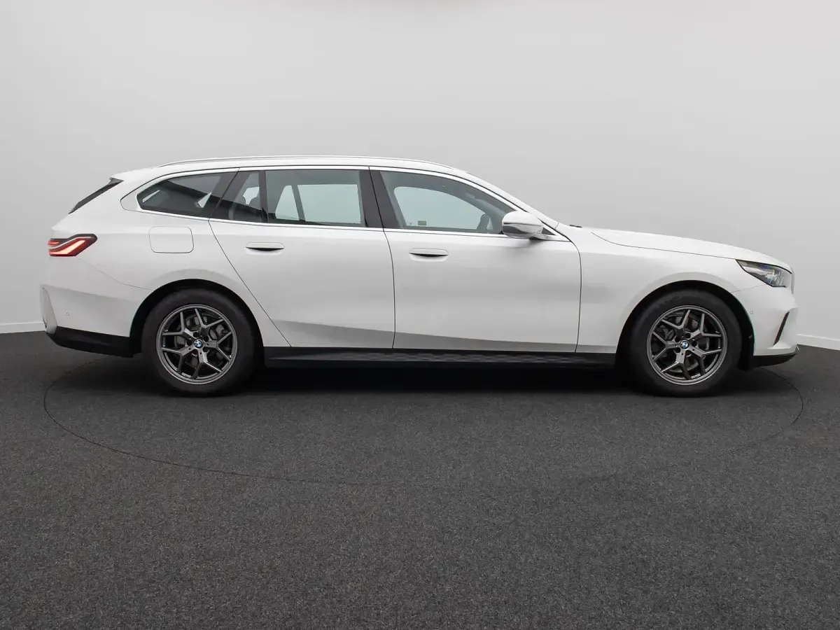 Gebraucht BMW 520 Sport Line 197 PS (144 kW) 2024 Alpinweiã uni300 Kombi