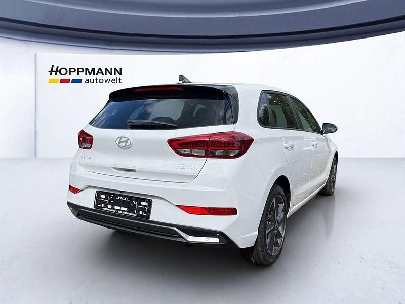 Neu Hyundai i30 Advantage 101 PS (74 kW) 2025 Weiß Limousine