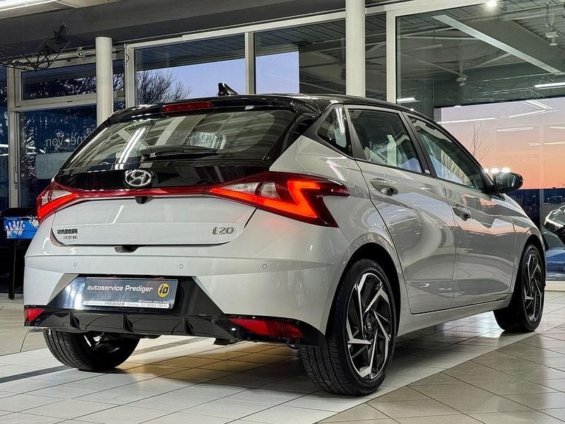 Gebraucht Hyundai i20 Intro Edition 101 PS (74 kW) 2022 Silber Kleinwagen