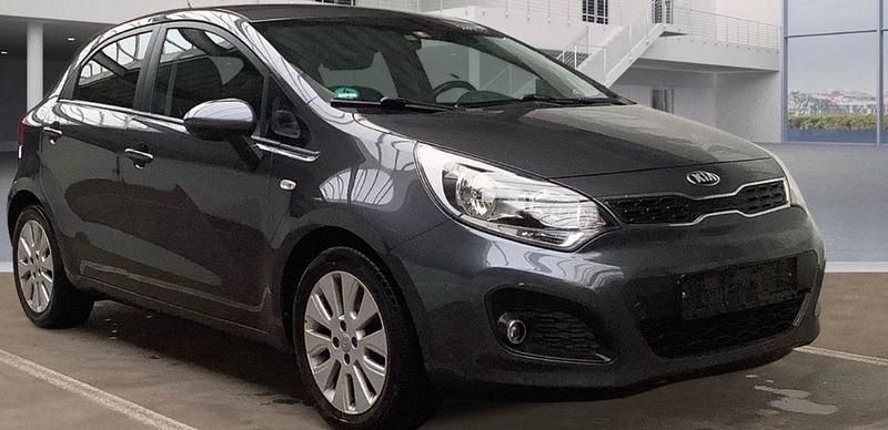 Grau Gebraucht 2013 Kia Rio DREAM-TEAM Edition Limousine | 4.800 € (Fairer Preis) - Bild 1/4