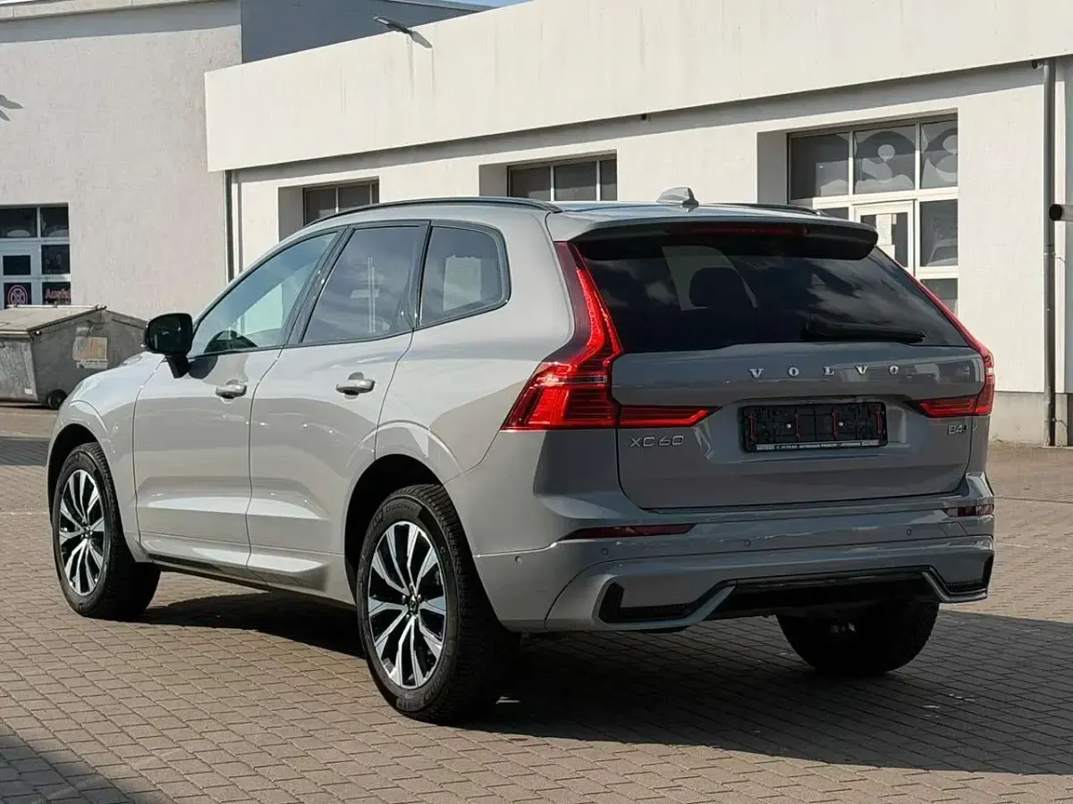 Gebraucht Volvo XC60 Plus 197 PS (144 kW) 2024 Grau SUV