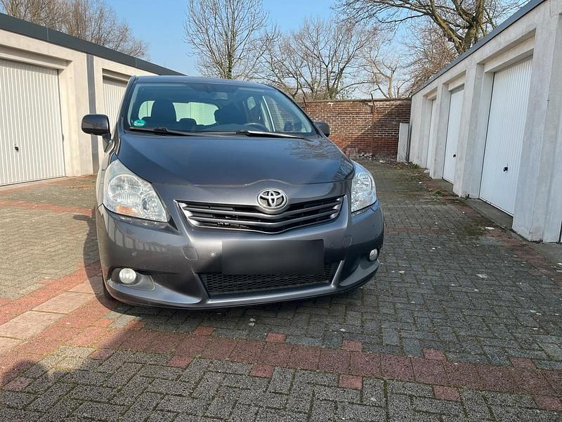 Gebraucht Toyota Verso 176 PS (129 kW) 2011 Grau Van / Kleinbus
