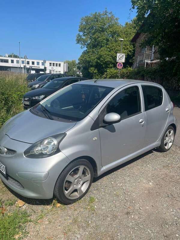 Grau Gebraucht 2006 Toyota Aygo Kleinwagen | 2.200 € (Fairer Preis) - Bild 1/4