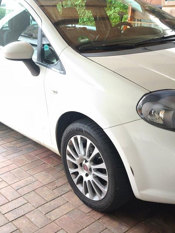 Weiß Gebraucht 2013 Fiat Punto More Kleinwagen | 5.500 € (Guter Preis) - Bild 1/4