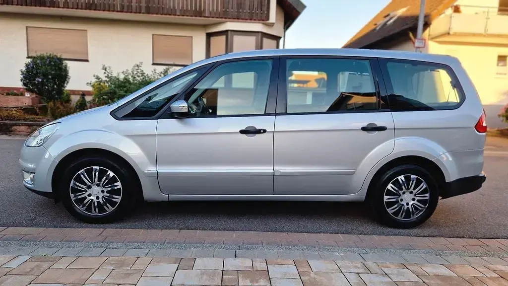 Gebraucht Ford Galaxy 140 PS (102 kW) 2009 Silber Van / Kleinbus