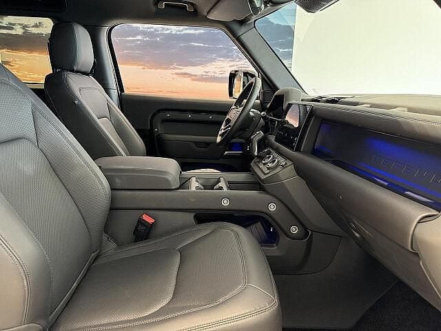 Gebraucht Land Rover Defender SE Dynamic 252 PS (185 kW) 2024 Santorini black SUV