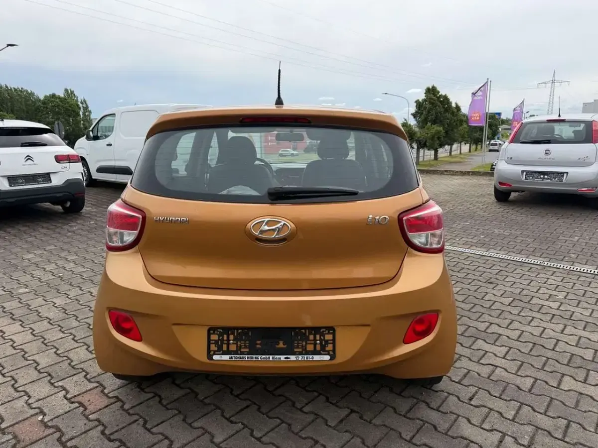 Gebraucht Hyundai i10 Classic 67 PS (49 kW) 2015 Mandarin orange/copper gold Kleinwagen