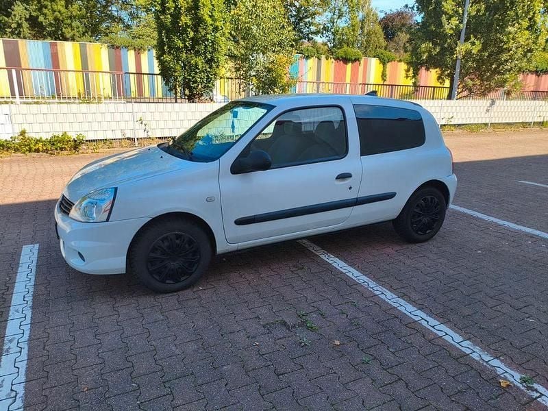 Weiß Gebraucht 2010 Renault Clio II Limousine | 1.950 € (Guter Preis) - Bild 1/4