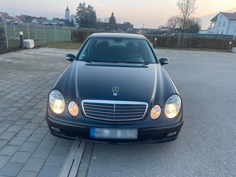 Gebraucht Mercedes E220 150 PS (110 kW) 2005 Blau Limousine