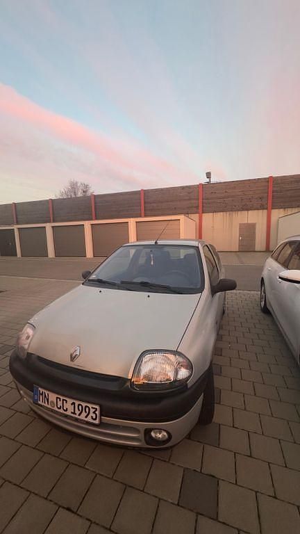 Grau Gebraucht 2000 Renault Clio II Limousine | 900 € (Fairer Preis) - Bild 1/4