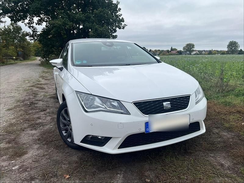Weiß Gebraucht 2015 Seat Leon I-Tech Limousine | 6.499 € (Etwas zu teuer) - Bild 1/4