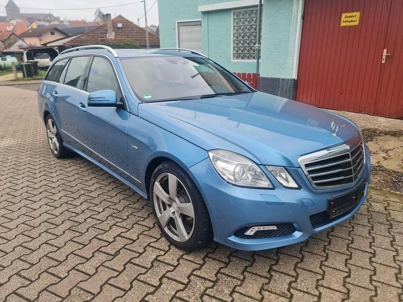 Gebraucht Mercedes E250 205 PS (150 kW) 2009 Blau Kombi
