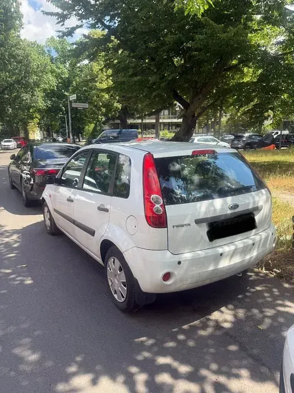 Gebraucht Ford Fiesta Ambiente 60 PS (44 kW) 2007 Weiß Kleinwagen