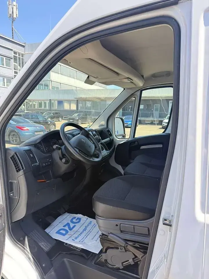 Gebraucht Peugeot Boxer Premium 140 PS (102 kW) 2022 Lackierung weiss icy/deckende Van