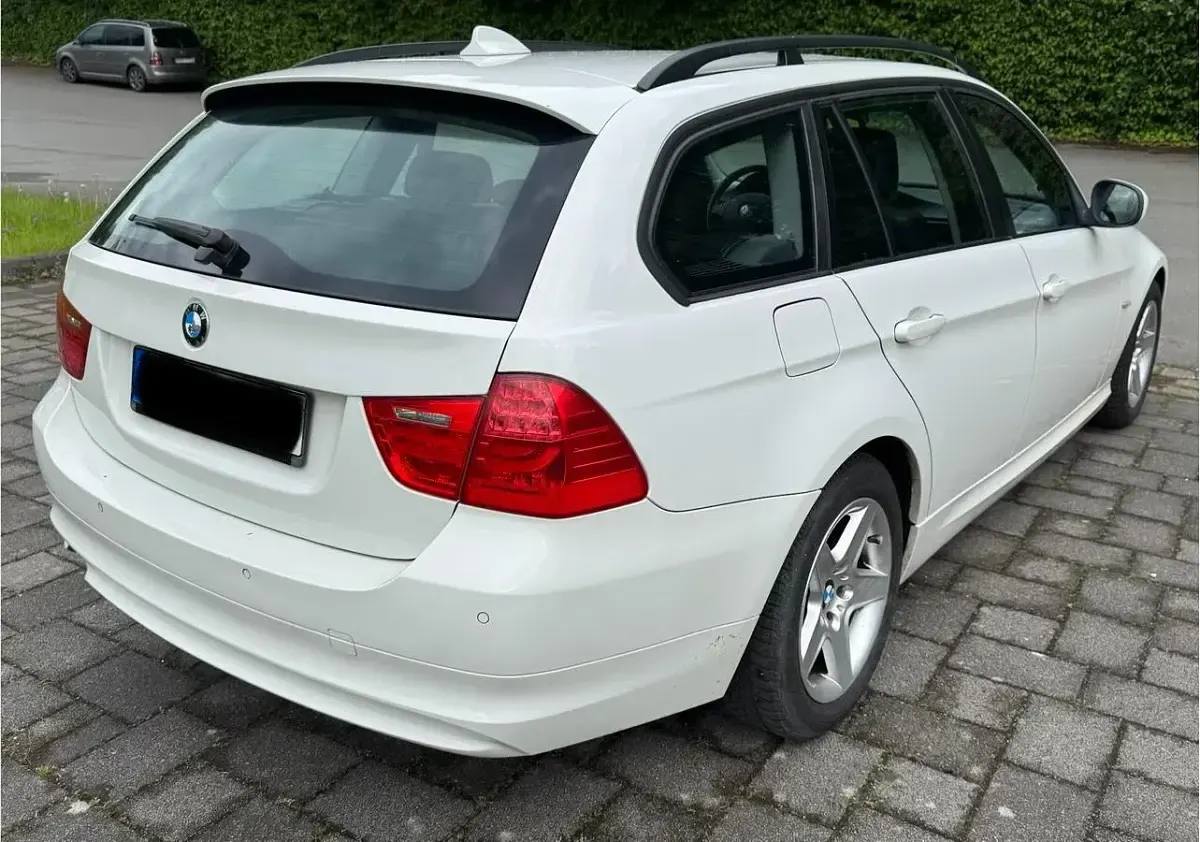 Gebraucht BMW 320 177 PS (130 kW) 2009 Weiß Kombi